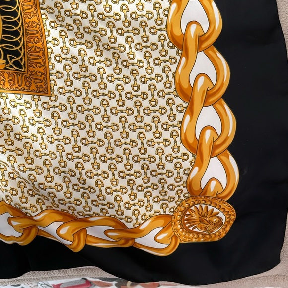 Beautiful Set of 3 Polyester Scarfs and 1 Silk Scarf. - Picture 6 of 16